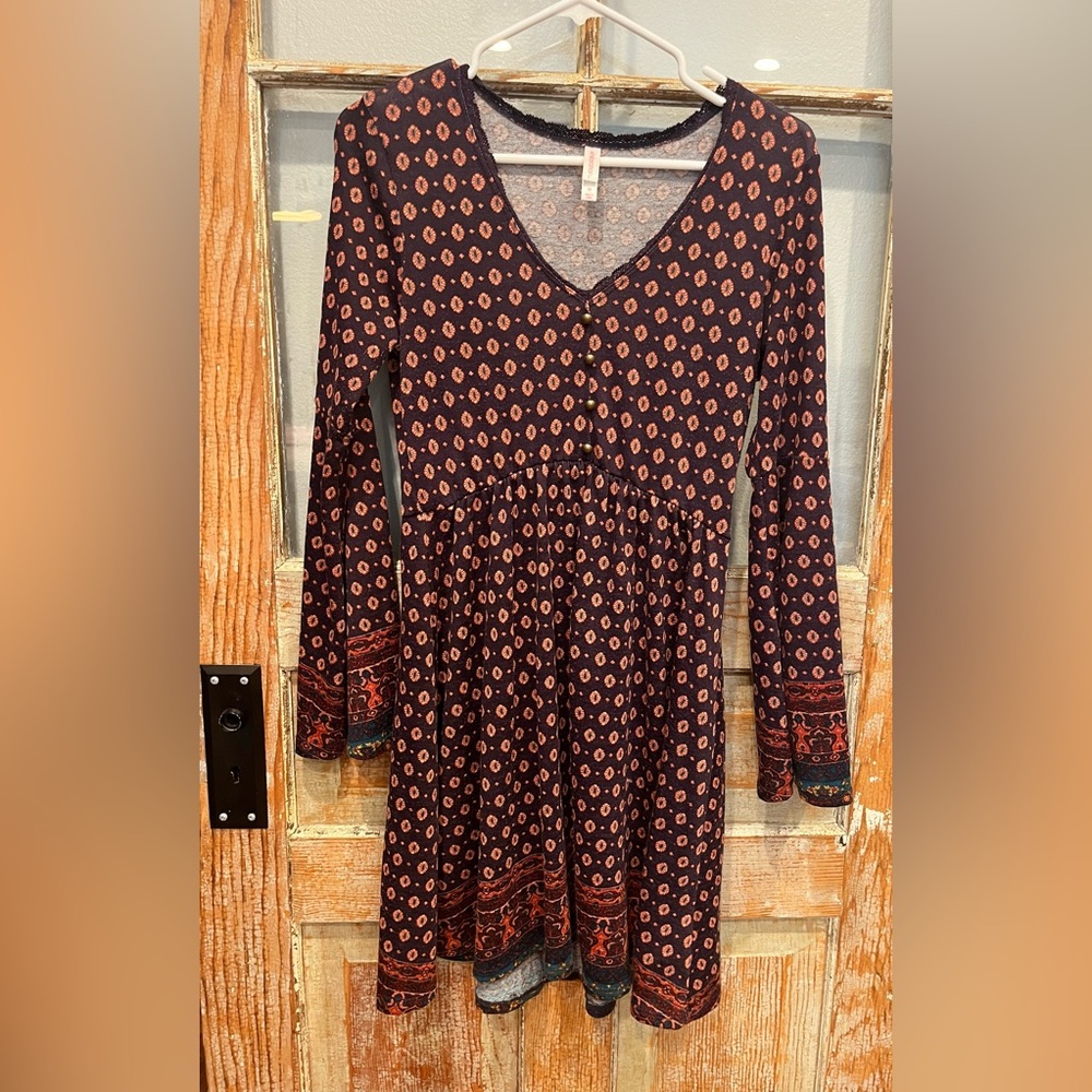 Xhiliration Boho Style Dress with V-Neck Size Medium